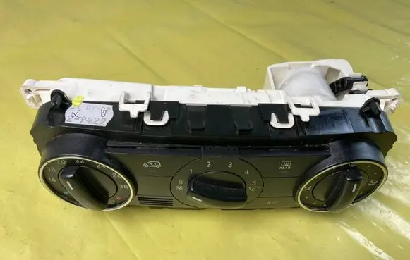Mercedes-Benz B W245 Climate control unit A1699000900 69780018 0909042B