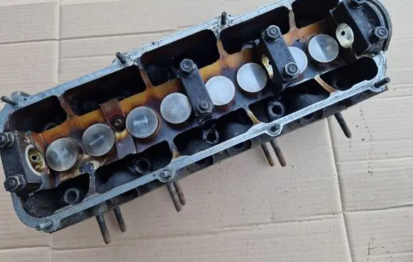 Volkswagen Golf II Engine head 037103373P