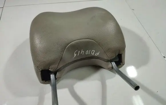 Volvo S60 Front seat headrest 