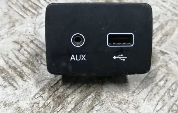 Fiat Tipo USB socket connector 7356608750 3270 00059