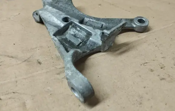 Peugeot 308 Engine mounting bracket 113103198