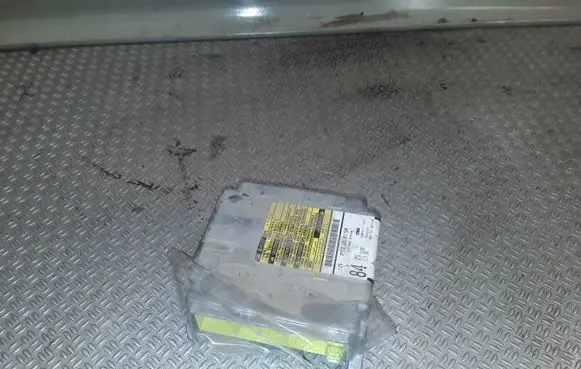 Toyota Avensis T250 Airbag control unit/module 232517102
