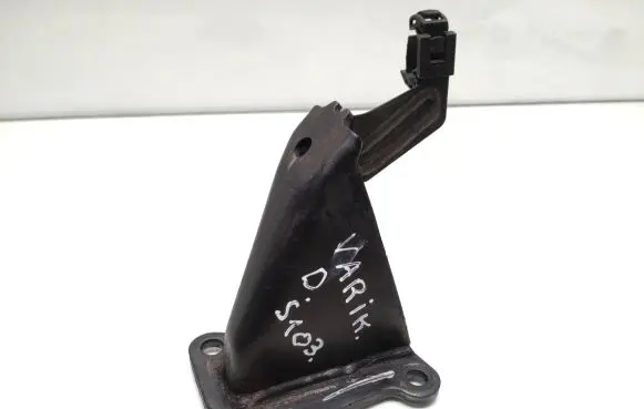 Nissan Pathfinder R51 Engine mounting bracket