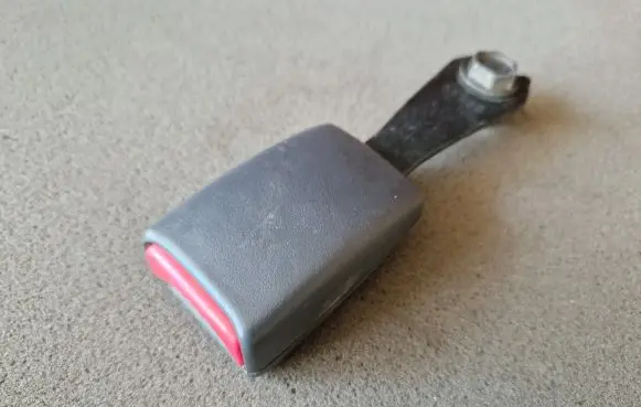 Front seatbelt buckle