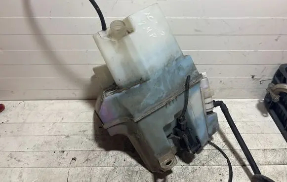 Volvo XC90 Windshield washer fluid reservoir/tank 