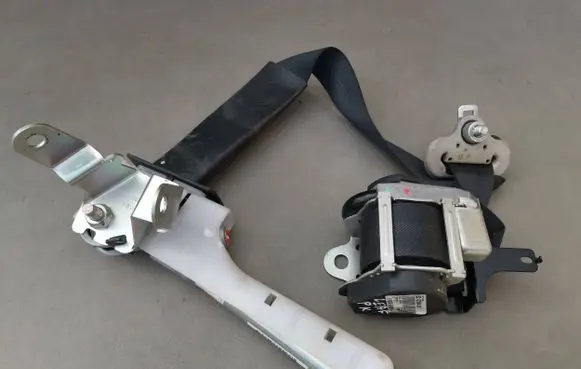 Nissan Leaf I (ZE0) Front seatbelt 624239401C 1019090LH
