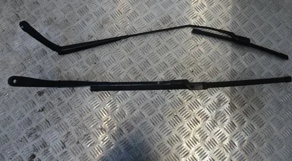 Ford Puma Front wiper blade arm