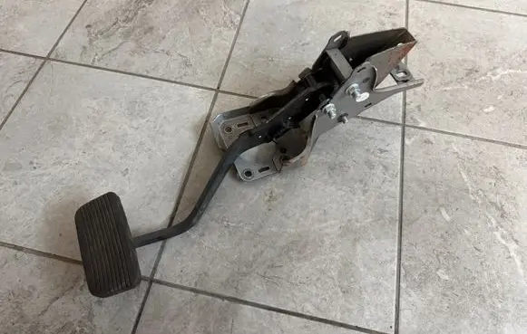 Volkswagen Amarok II Brake pedal MB3C2L388CE