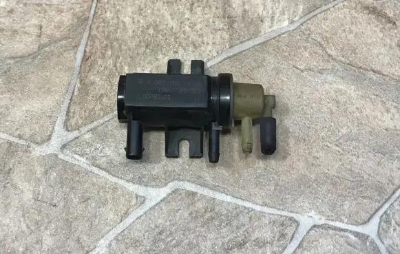 Mercedes-Benz E W212 Engine mount vacuum valve A0071531428