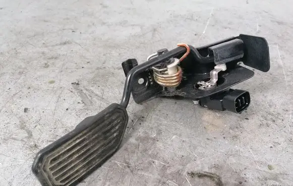 Toyota Avensis T250 Accelerator throttle pedal A8229