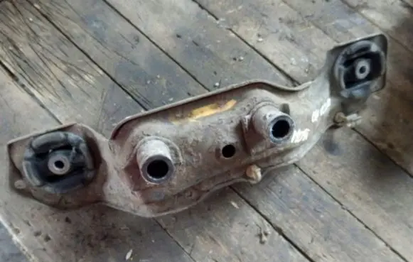 Honda CR-V Engine mounting bracket YR524M