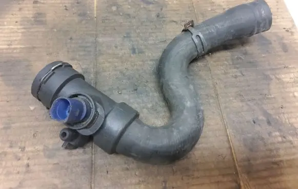 Engine coolant pipe/hose