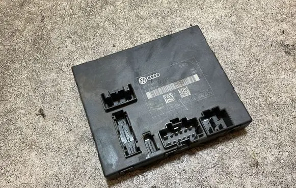 Audi A5 8T 8F Seat control module 8T0959760B 00402871C200308