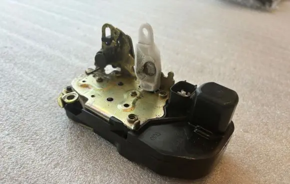 Chrysler 300 - 300C Rear door lock DLT32833 3135M