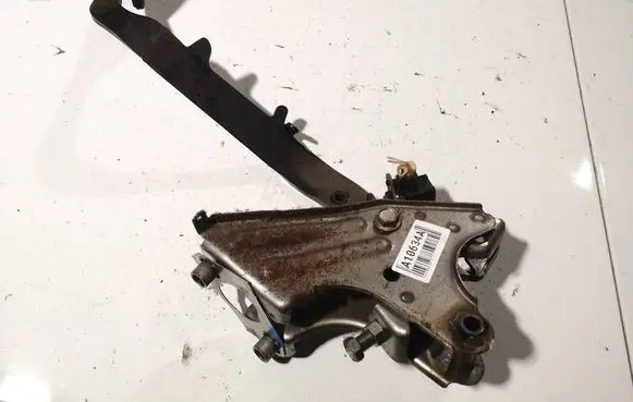 Toyota Avensis T250 Clutch pedal 