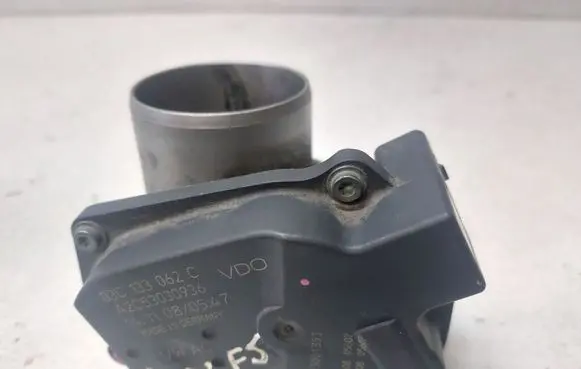 Volkswagen Golf V Throttle valve 03C133062C