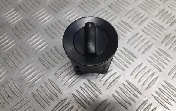 Volkswagen Polo IV 9N3 Light switch