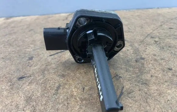 BMW 3 E90 E91 Oil level sensor 12617501786 7501786