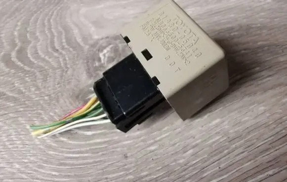 Toyota Avensis T250 Hazard warning light relay 8198005040 MB0665005341
