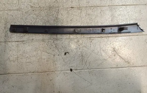 Audi A5 8T 8F Front door trim bar 8T0867409