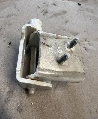 Renault Clio III Rear door lower hinge