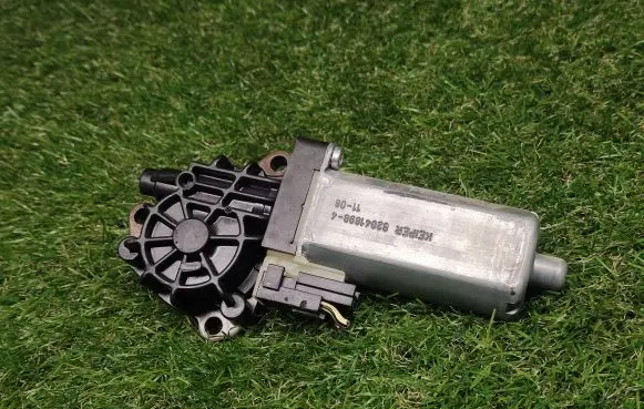 Mercedes-Benz E W212 Seat adjustment motor 820418984 0390203002