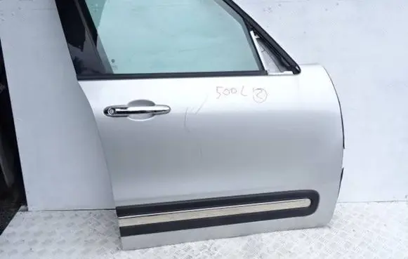 Fiat 500L Front door