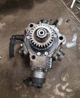 Renault Trafic III (X82) Fuel injection high pressure pump 0445010406 HMLGT4813R