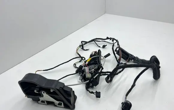BMW 2 F22 F23 Front door lock 7229458