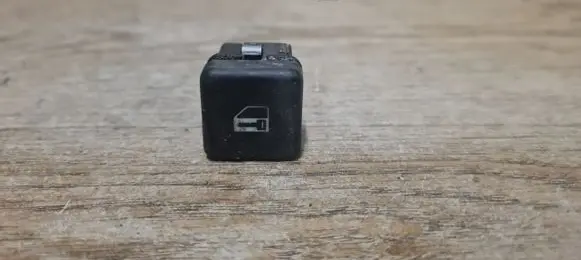 BMW 5 E39 Central locking switch button 8360828