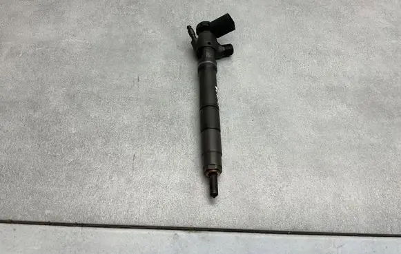 Skoda Octavia Mk3 (5E) Fuel injector 04L130277D