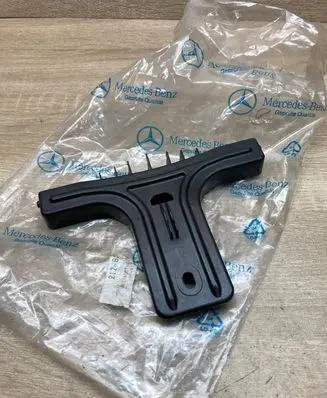 Mercedes-Benz E W212 Front bumper mounting bracket A2128850136