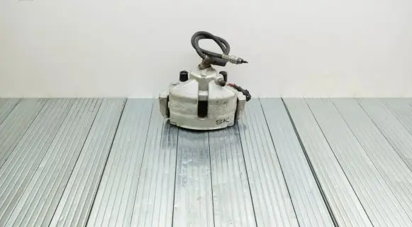 Volkswagen Jetta VI Front brake caliper