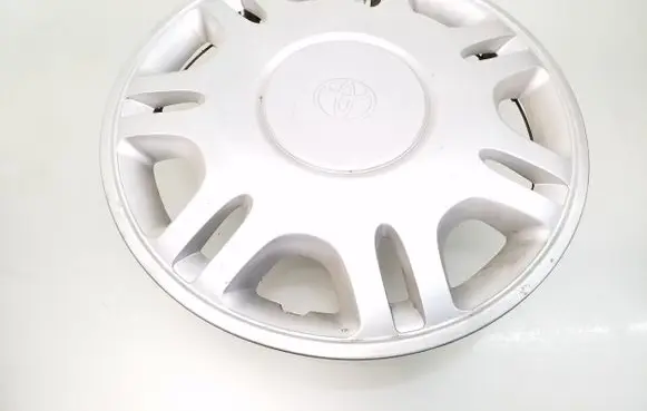 Toyota Avensis T250 R14 wheel hub/cap/trim 
