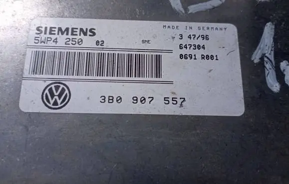 Volkswagen PASSAT B5 Engine control unit/module 3B0907557 647304 5WP4250