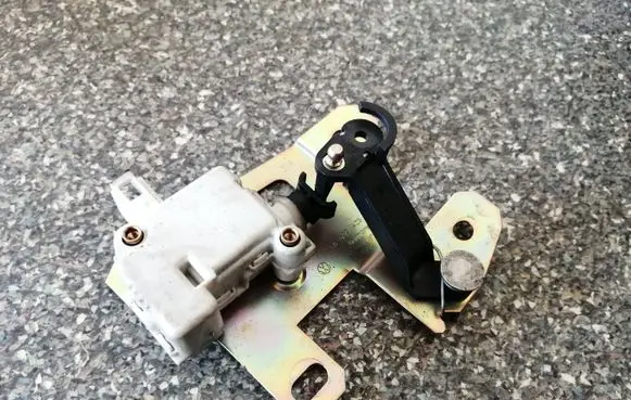 Volkswagen Touareg I Tailgate boot lock/latch motor 7L6827425