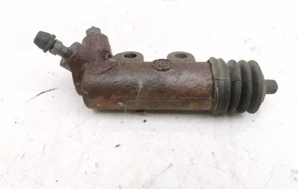 Toyota RAV 4 (XA40) Clutch slave cylinder 