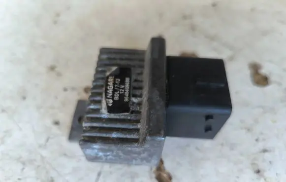Opel Vivaro Glow plug pre-heat relay 9640469680