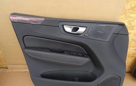 Volvo XC60 Front door card panel trim