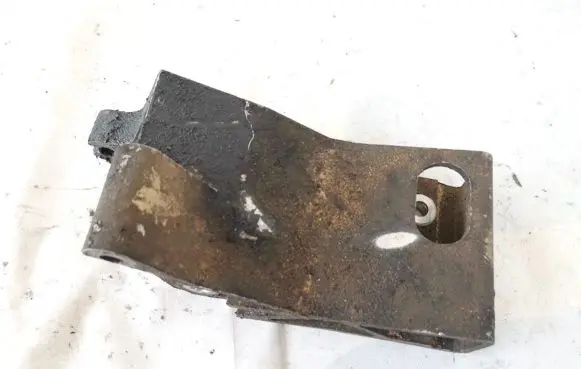 Volvo V70 Engine mounting bracket