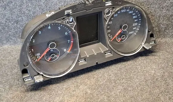 Volkswagen PASSAT B7 Speedometer (instrument cluster) 3AA920870H