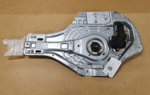 Hyundai Tucson JM Front door window regulator with motor 824702E010