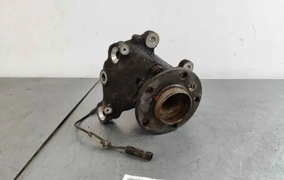 Front wheel hub spindle knuckle