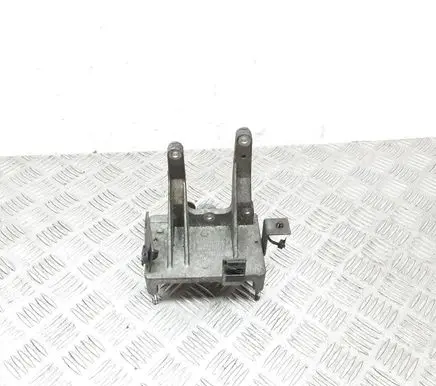 Engine mounting bracket