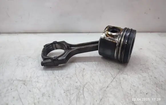 Honda CR-V Piston with connecting rod