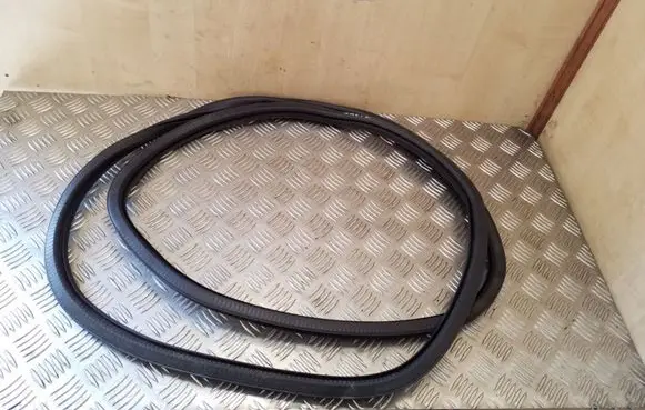 Volkswagen Touareg I Rear door rubber seal (on body) 7L0867367G