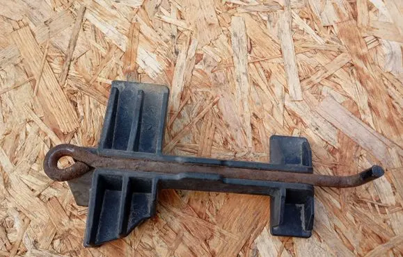 Battery bracket