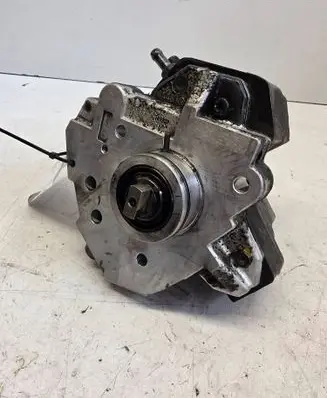 Volvo V70 Fuel injection high pressure pump 8689590