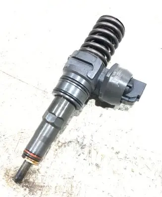 Volkswagen Golf V Fuel injector 038130073BN
