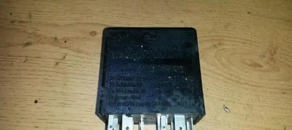 Volkswagen PASSAT B5 Other relay 8b0919471